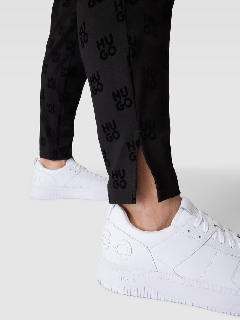 Sweatpants mit Allover-Logo-Muster Modell 'Flock' in schwarz