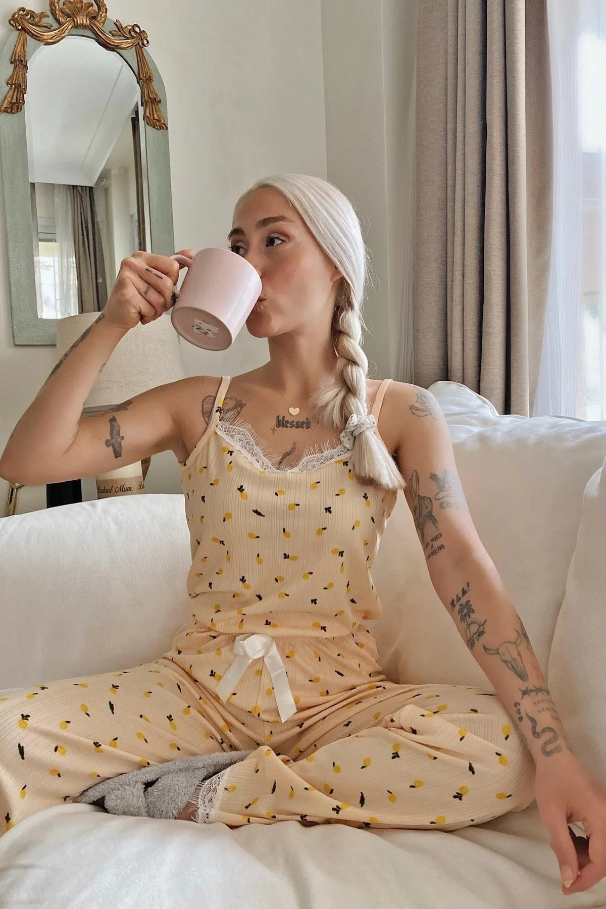 Pijamaevi  Gestricktes Damen-Pyjama-Set mit gelbem Zitronenmuster und Spitzenband