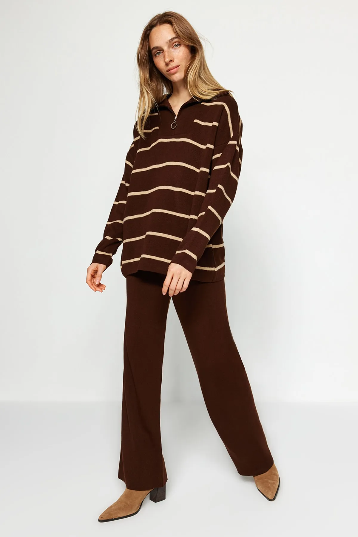 Trendyol Collection  Braunes Strickoberteil und -unterteil im weiten Schnitt TWOAW24AU00025