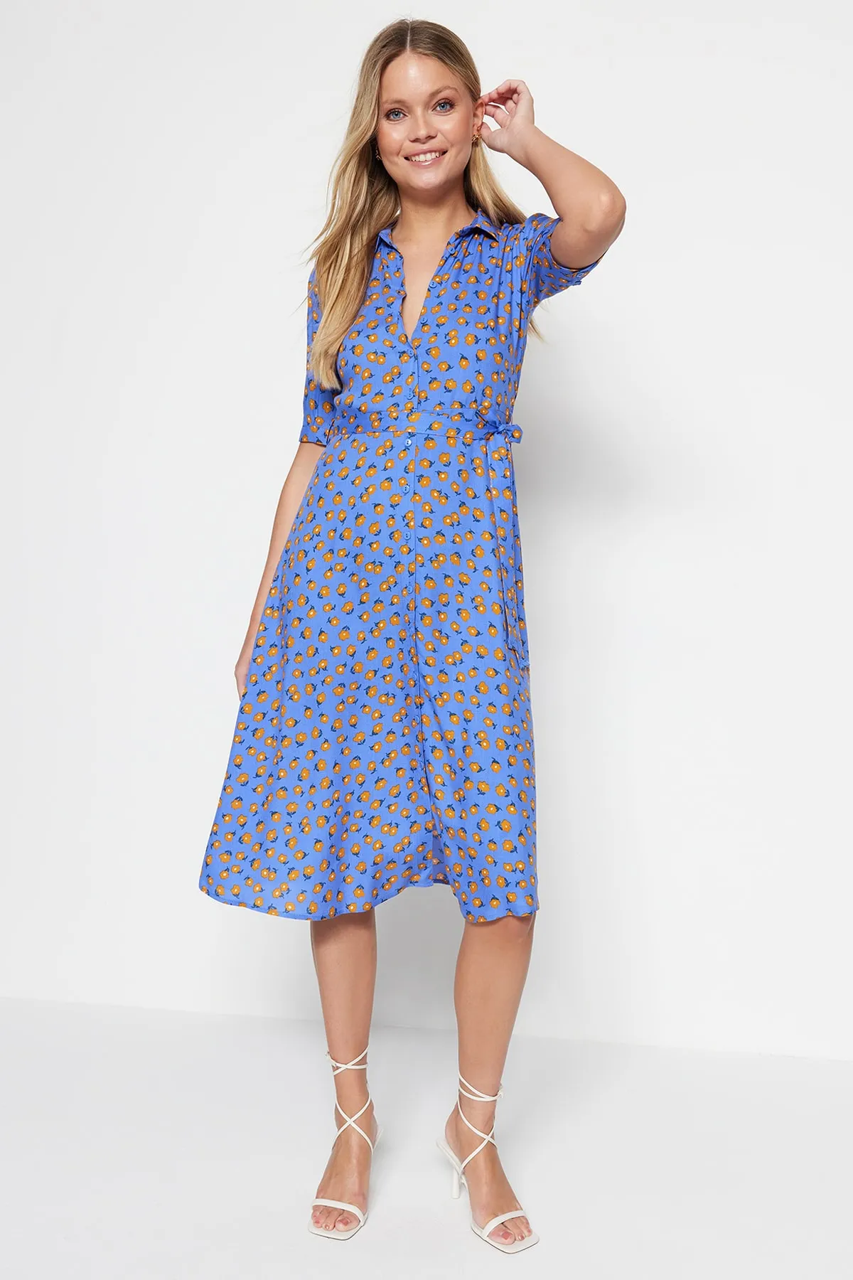 Trendyol Collection  Blaues, gewebtes Midi-Hemdkleid aus Viskose mit Blumenmuster und Gürtel TWOSS20EL1559