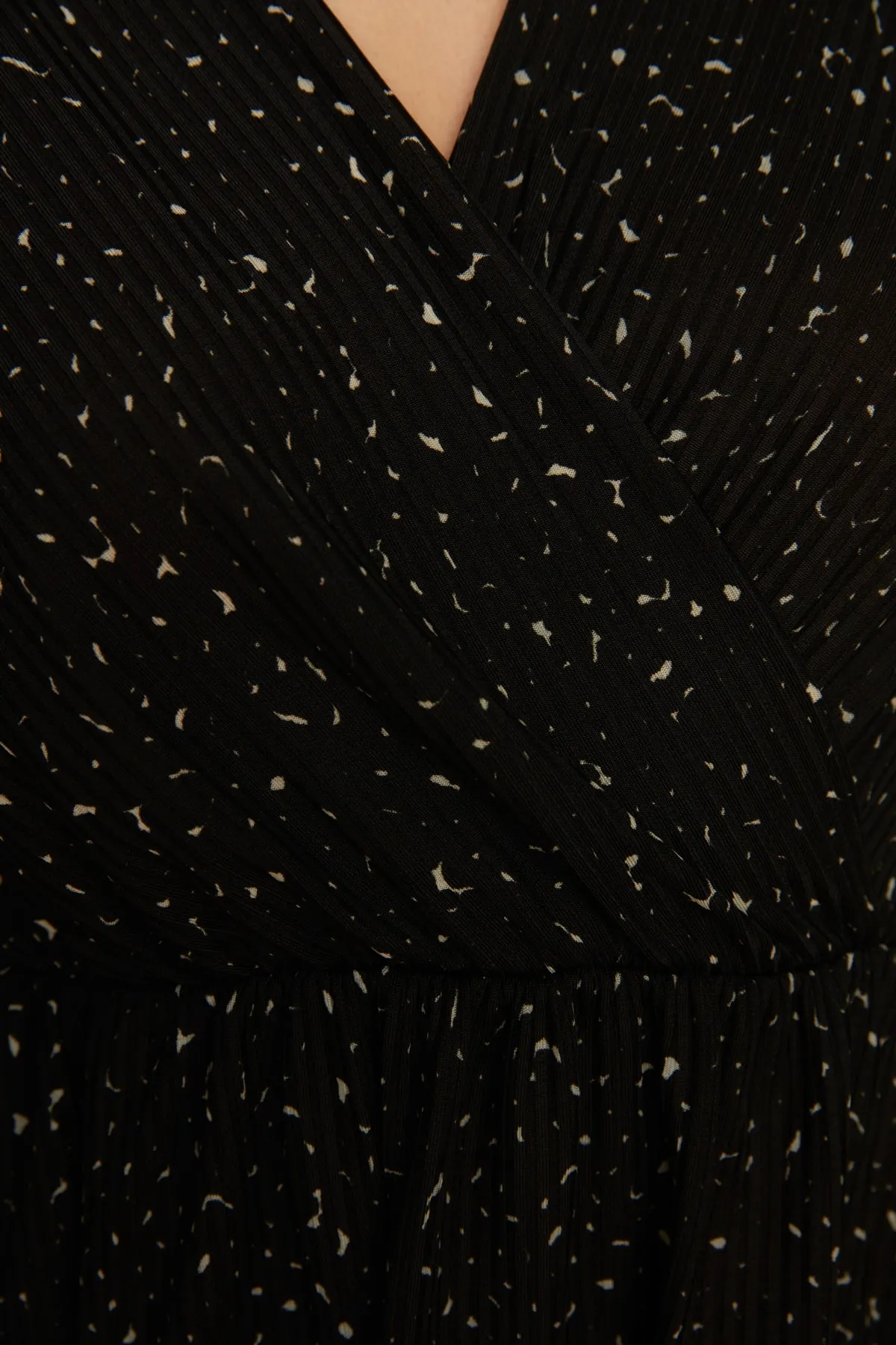 Trendyol Collection  Schwarzes bedrucktes Skater-/Zweireiher-Mini-Stretch-Strickkleid mit Ausschnitt TWOAW22EL0104