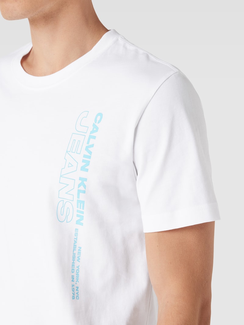 T-Shirt mit Label-Print in weiss