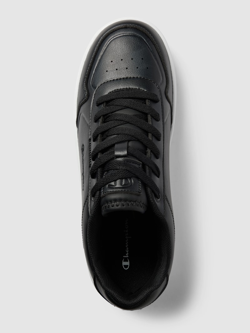 Sneaker mit Label-Detail in schwarz
