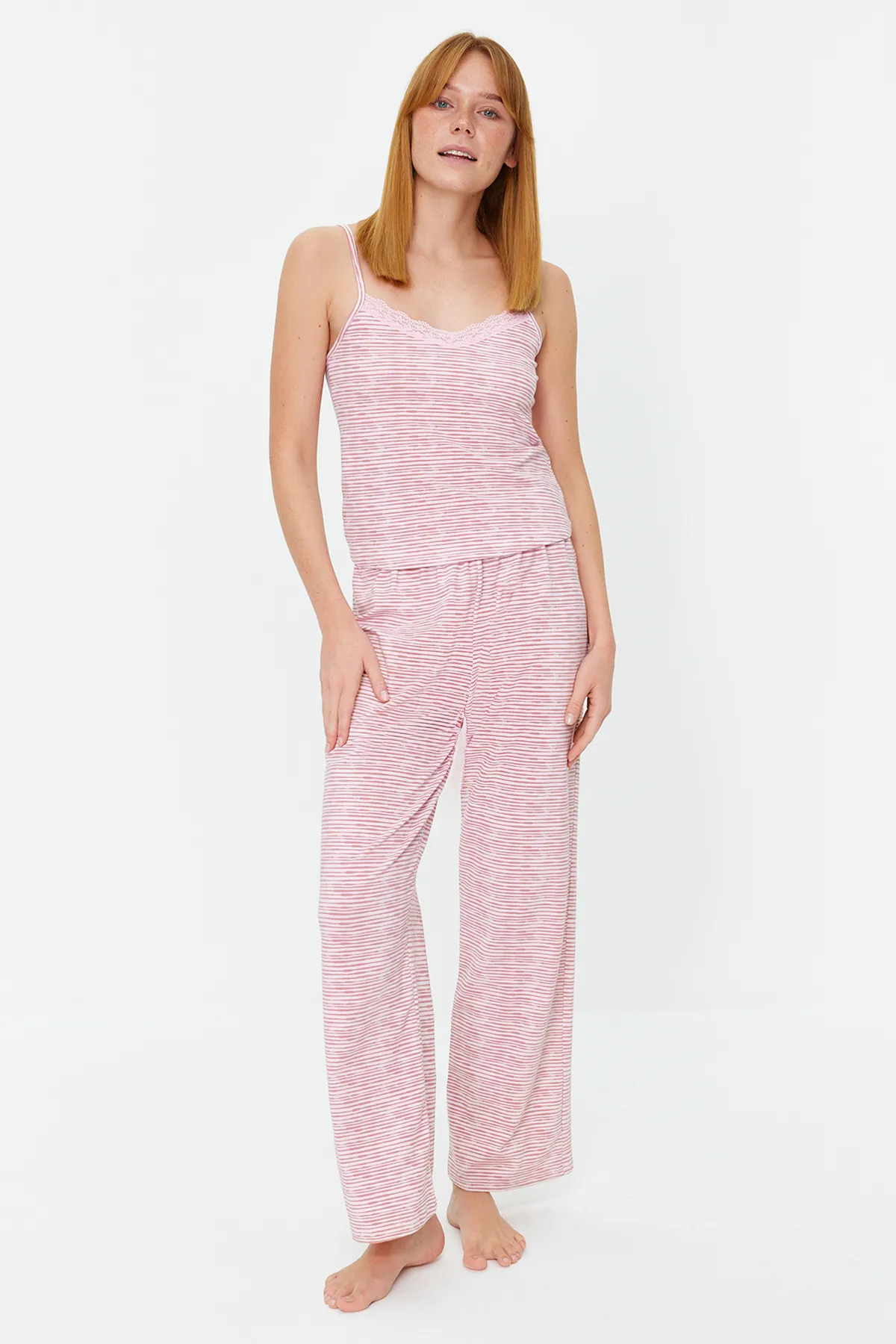 Trendyol Collection  Pyjama-Set aus gestreifter Baumwolle mit Spitzendetail und Seilträgern in Puderfarbe THMSS23PT00227