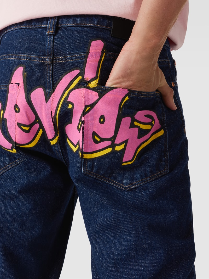 Jeans mit Label-Details in dunkelblau