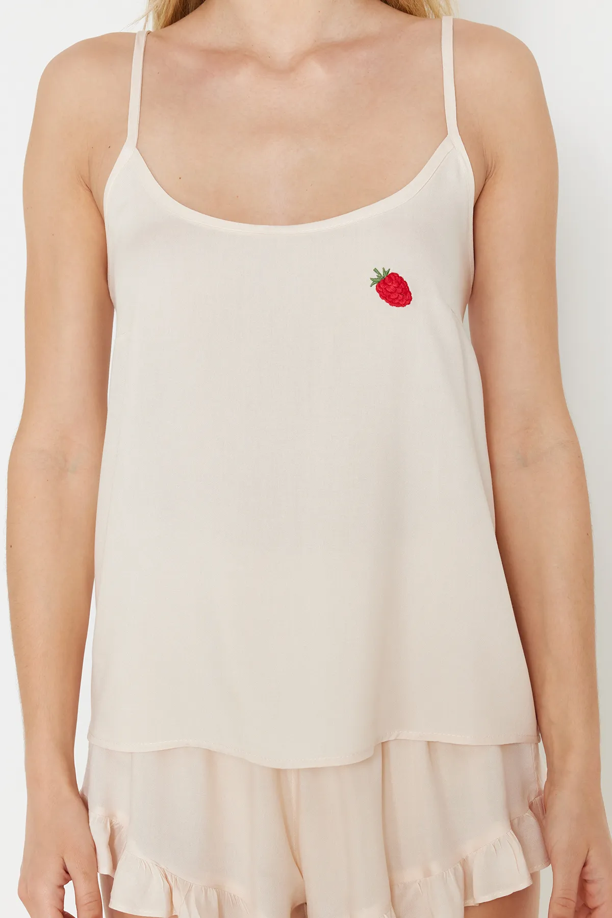 Trendyol Collection  Hellrosa Pyjama-Set aus Viskosegewebe mit Fruchtstickerei THMSS24PT00195