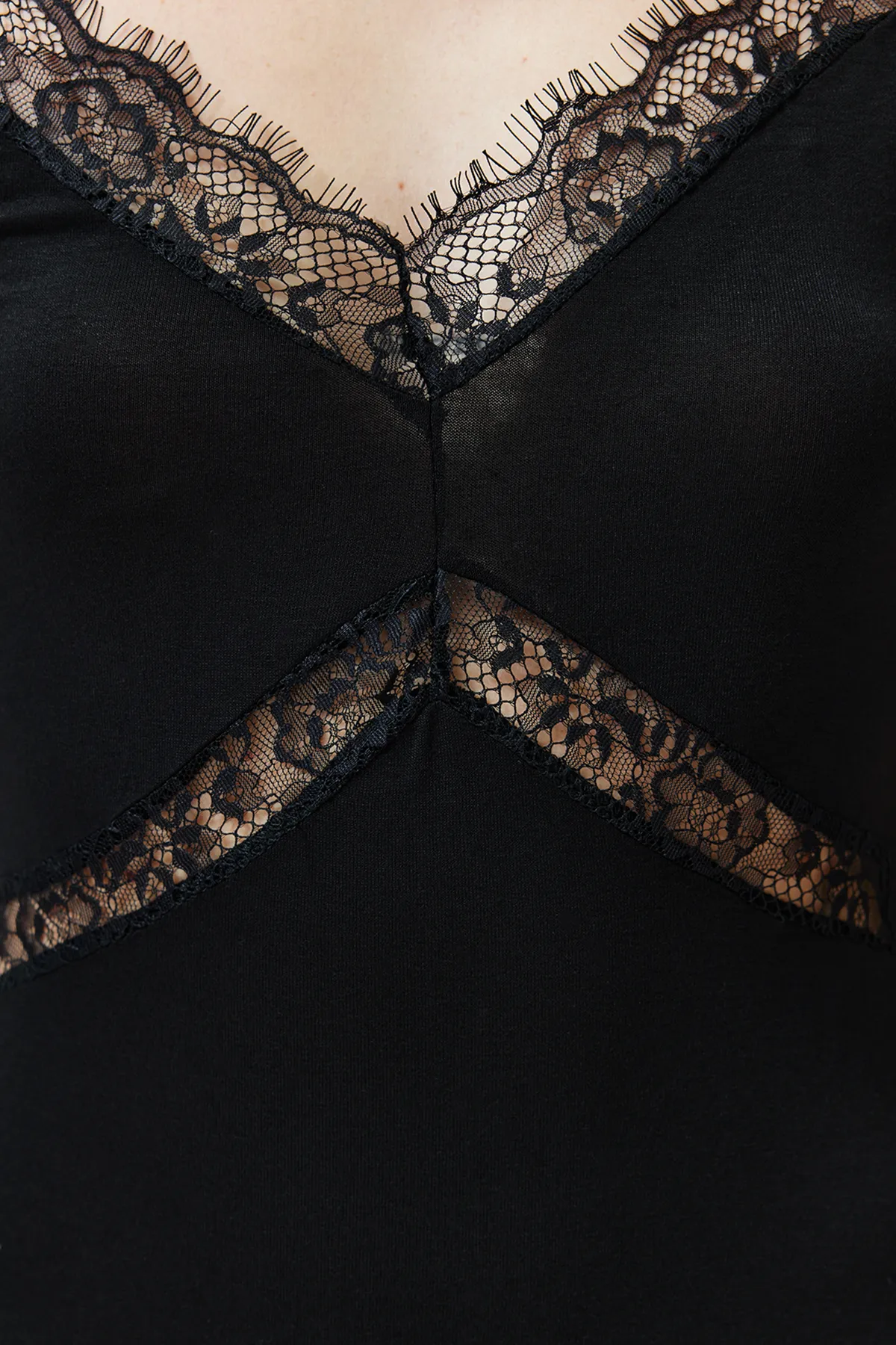 Trendyol Collection  Schwarzes Nachthemd aus Viskose-Strick mit Spitzendetail und Seilträgern THMSS24GC00005