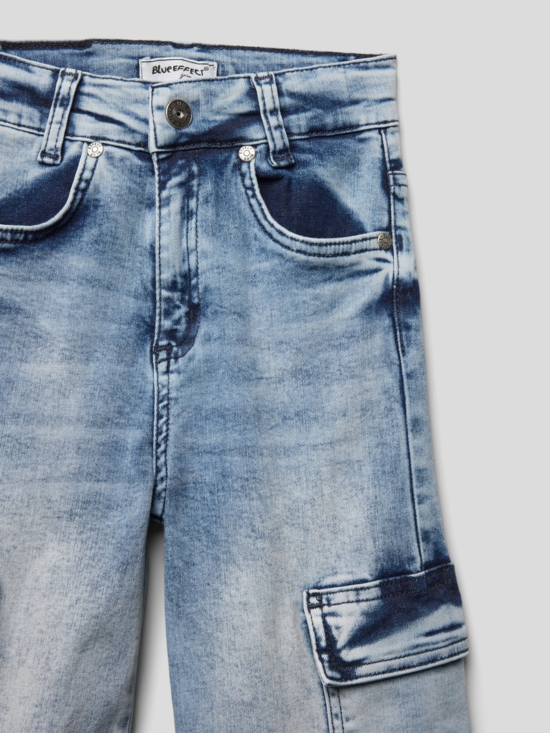 Jeans mit Cargotaschen in blau