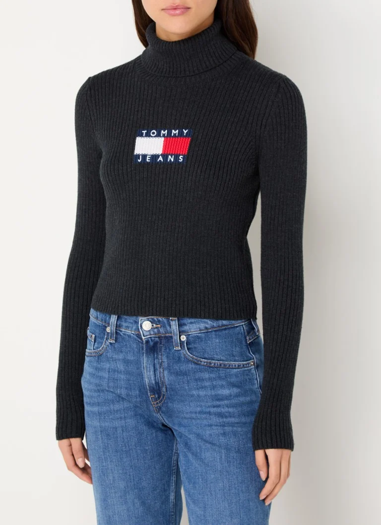 Tommy Hilfiger bordázott kötésű pulóver gyapjúkeverékből, garbóval és kötött logóval.