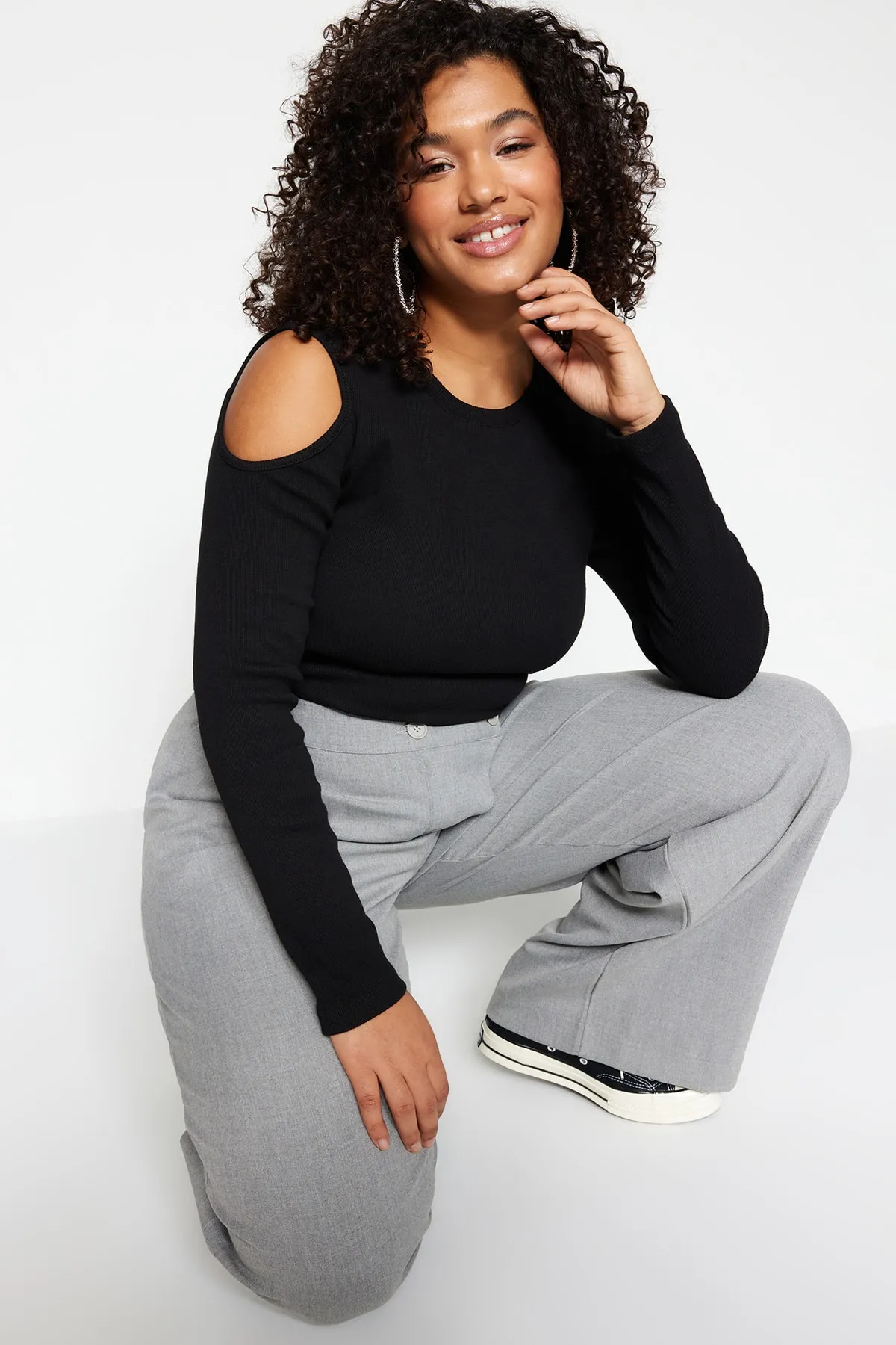 Trendyol Curve  Schwarze Strickbluse mit Schulterdetails TBSSS22AF0045