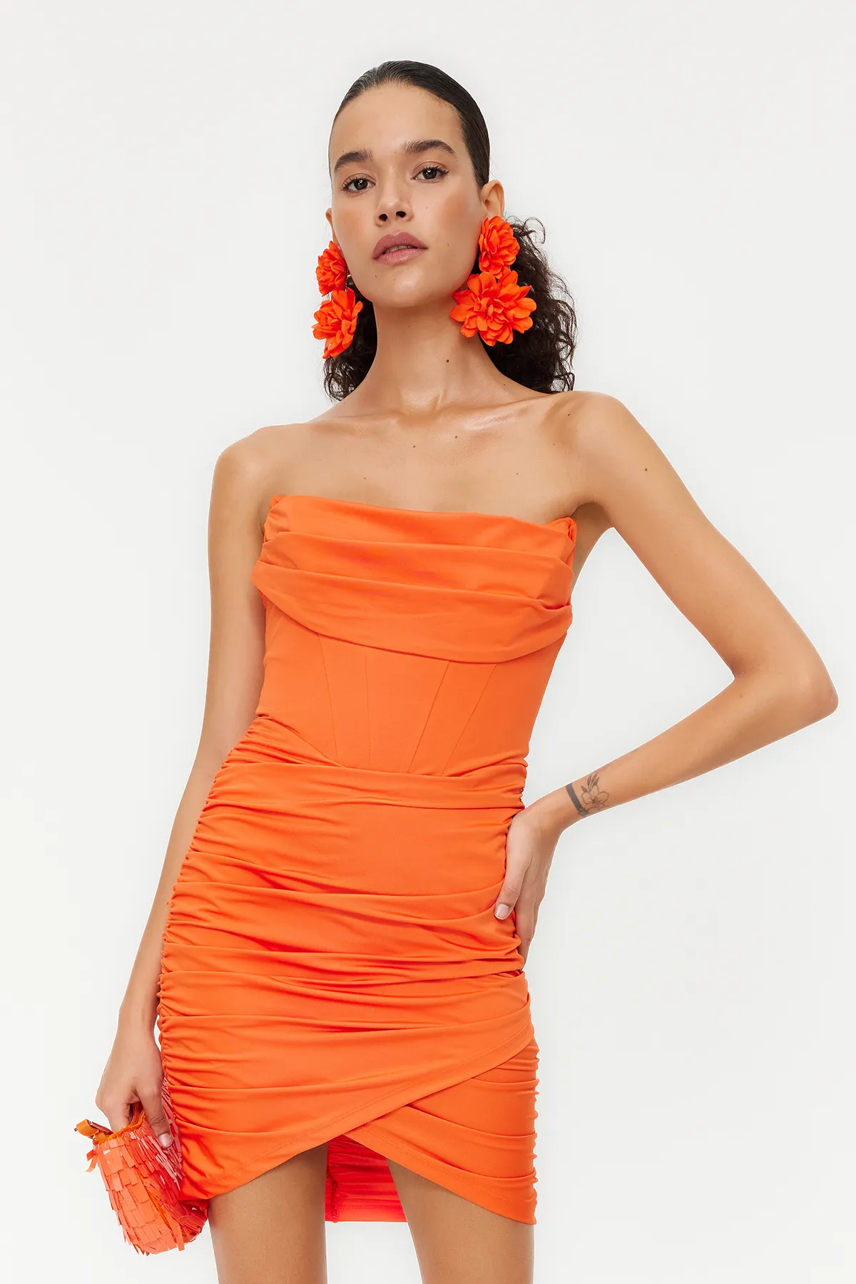 Trendyol Collection  Orangefarbenes, figurbetontes, gefüttertes, gestricktes Korsett-Abendkleid mit detailliertem Ausschnitt TPRSS23EL00174