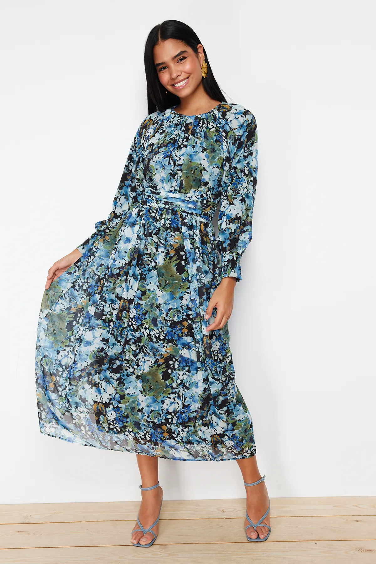 Trendyol Modest  Schwarz-blaues, gewebtes Kleid mit Blumengürtel und detailliertem Gürtel TCTSS24EB00045