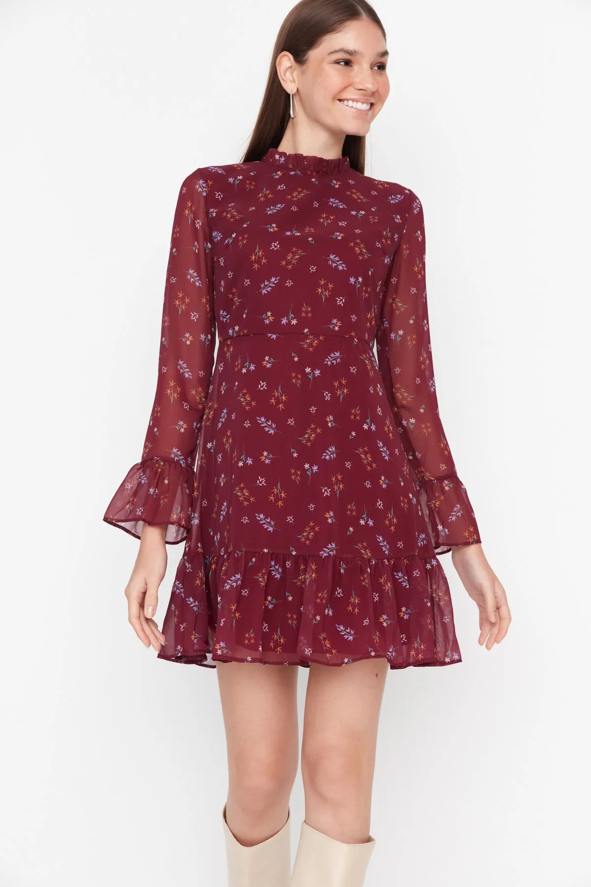 Trendyol Collection  Weinrotes Webkleid mit hohem Kragen TCLAW19LJ0076
