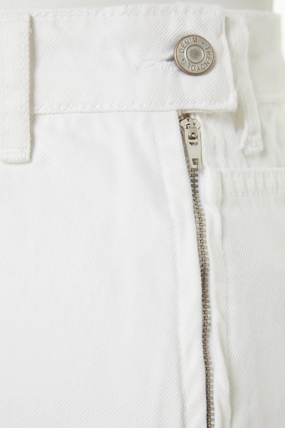Trendyol Collection  Shorts - Weiß - Hoher Bund