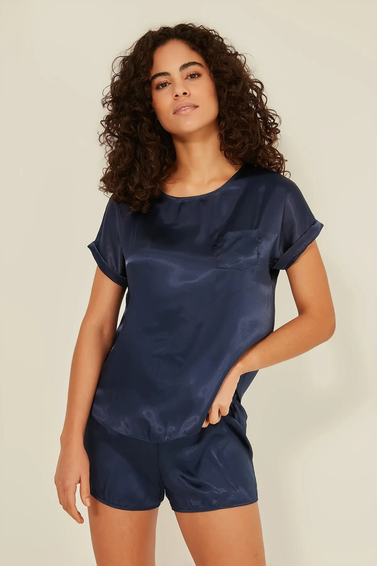 C&City  080 Damen-T-Shirt-Shorts-Set aus Satin in Marineblau