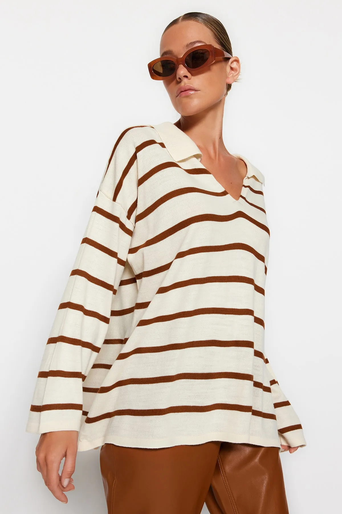 Trendyol Collection  Brauner gestreifter Strickpullover mit super weiter Passform TWOAW23KZ01845