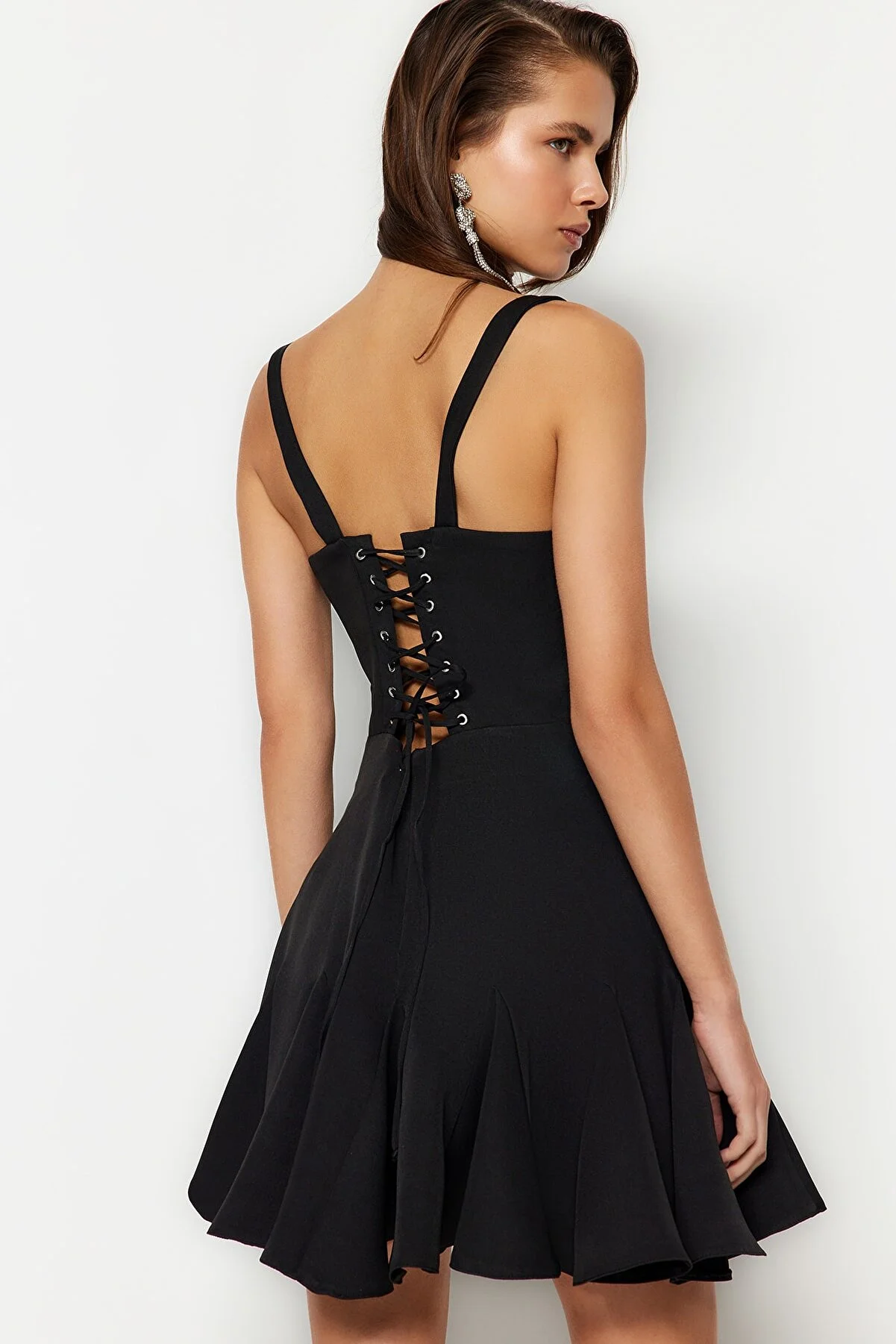 Trendyol Collection  Schwarzes Abendkleid mit Taillenöffnung/Skater-gefüttertem Webkorsett und detaillierter Paspelierung TPRSS23EL00251