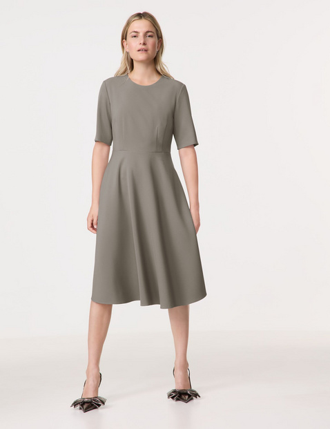 Elegantes Kleid mit ausgestelltem Rockteil