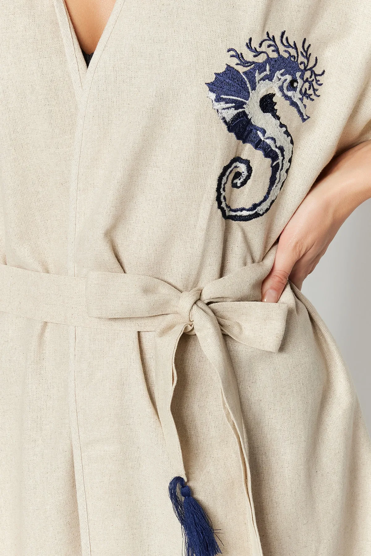 Trendyol Collection  Marineblauer Maxi-Kimono und Kaftan aus 100 % Baumwolle mit Gürtel, Stickereien und Stickereien TBESS20KM0051