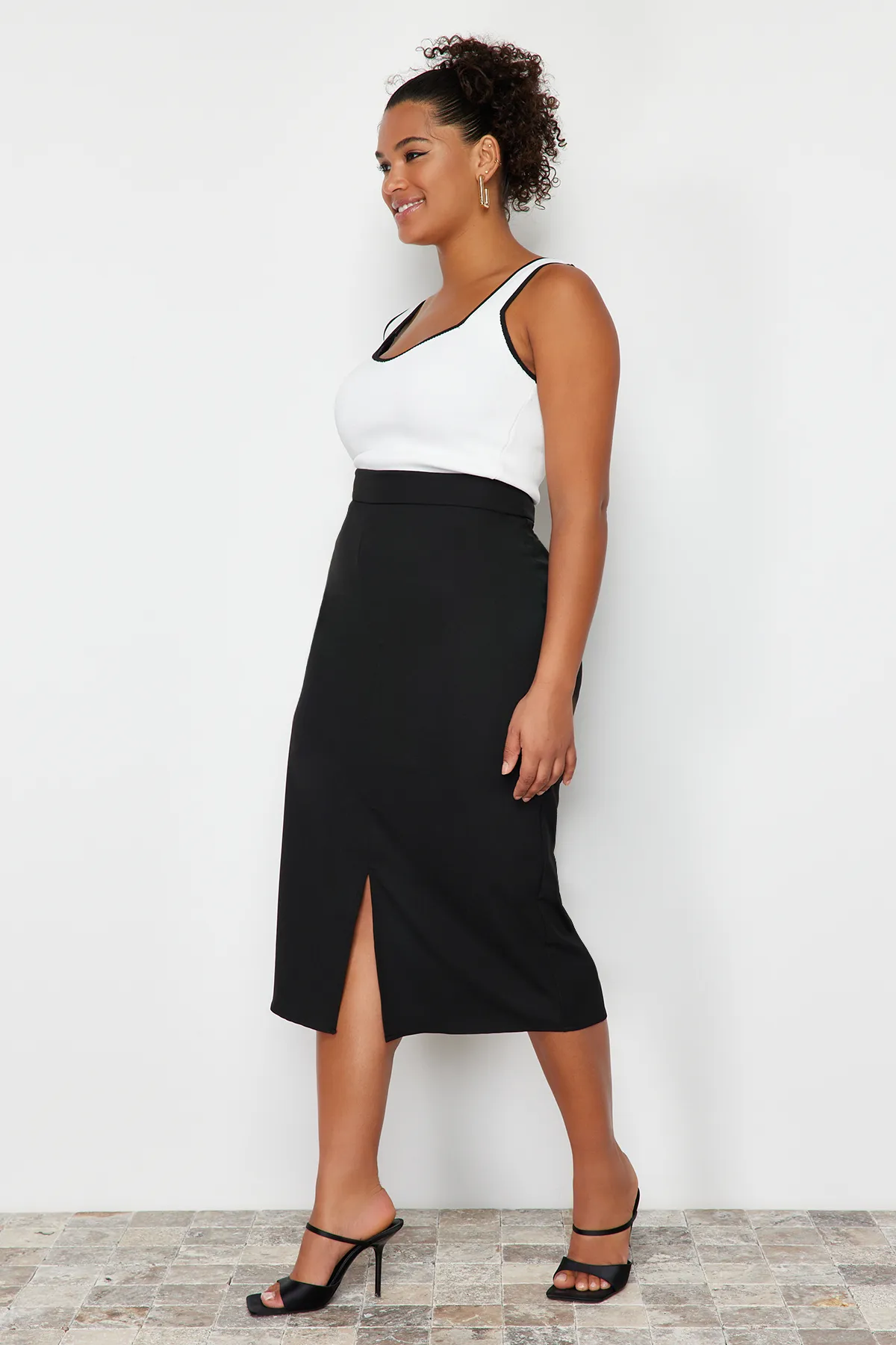 Trendyol Curve  Schwarzer gewebter Midirock mit hoher Taille TBBSS24AZ00031