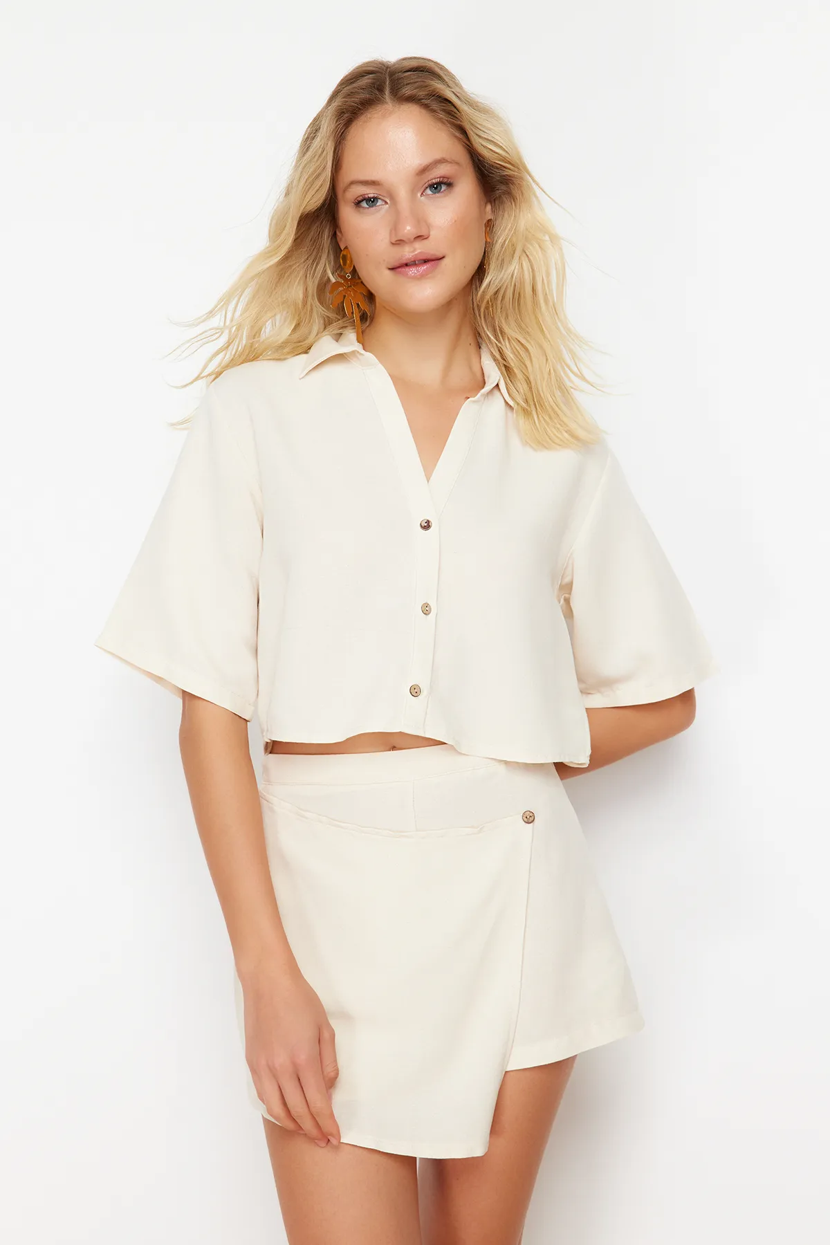 Trendyol Collection  Beige gewebtes Hemd-Shorts-Set aus Leinenmischung TBESS24AU00019