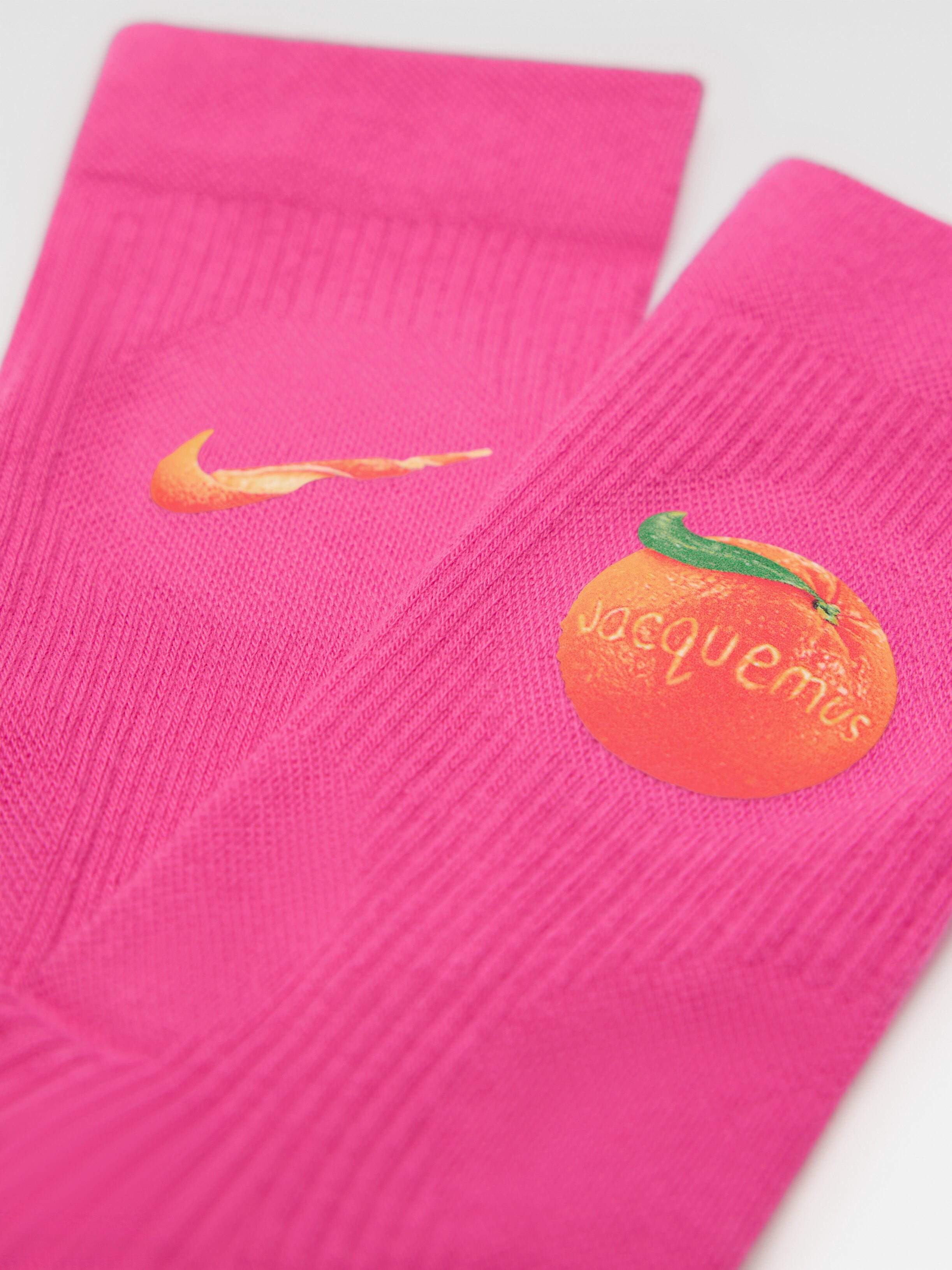 Les chaussettes JACQUEMUS + NIKE