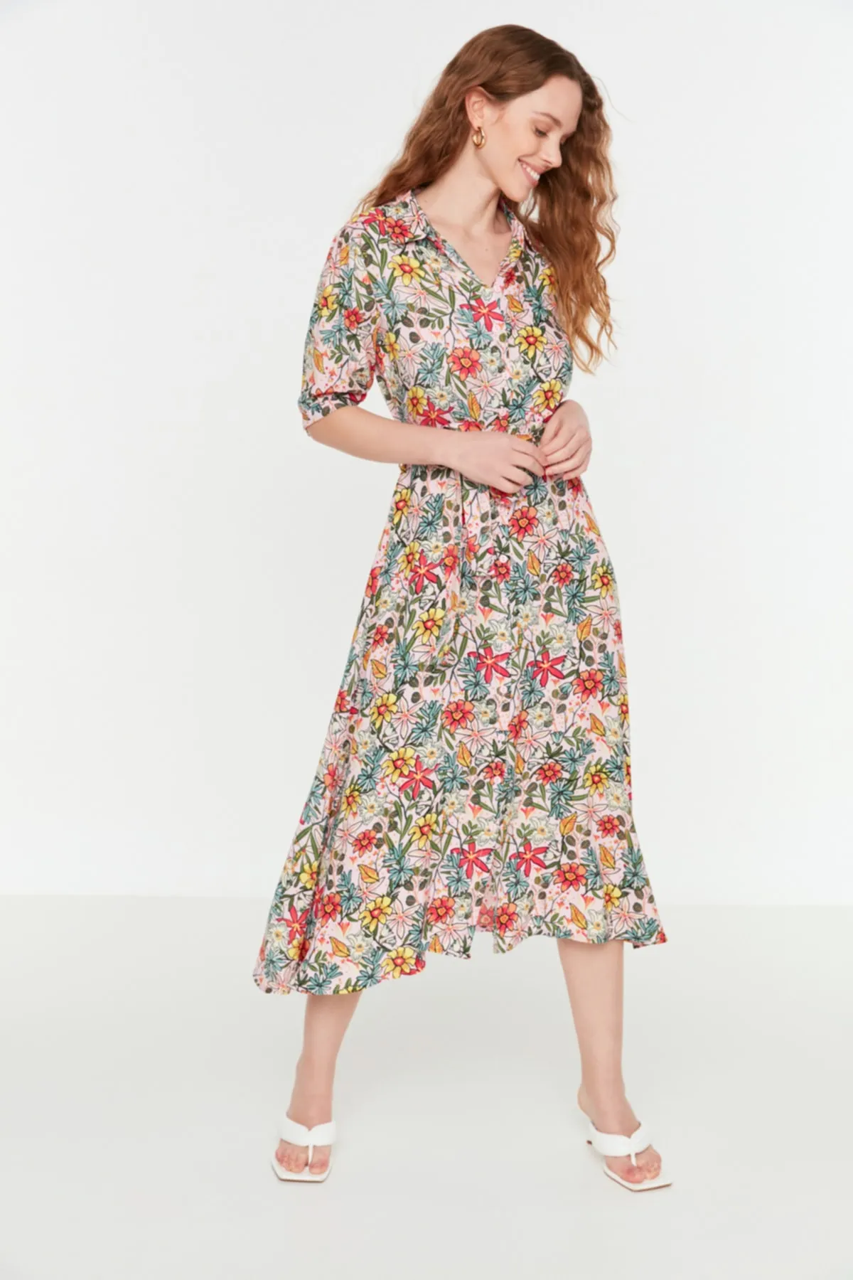Trendyol Collection  Lilafarbenes, gewebtes Midi-Hemdkleid aus Viskose mit Blumendruck und Gürtel TWOSS20EL1559