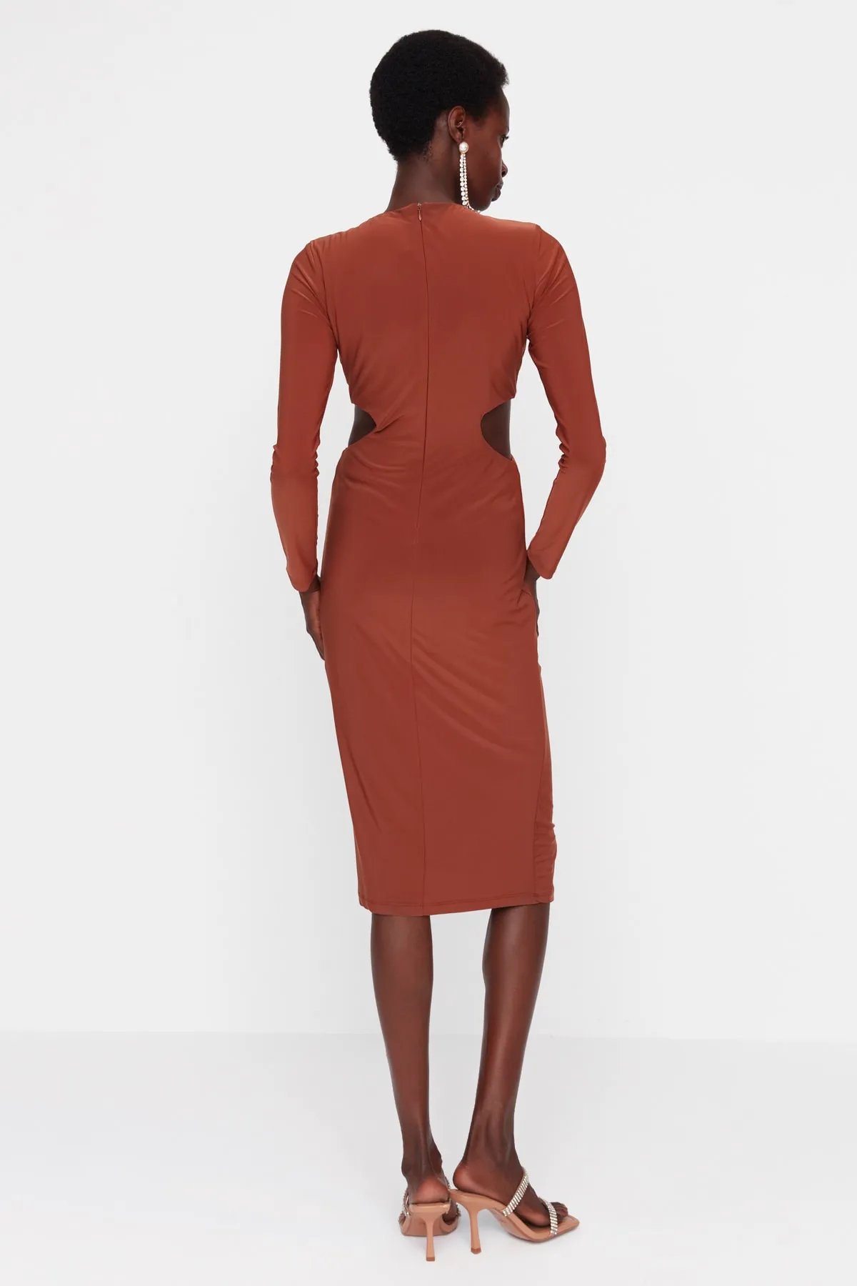 Trendyol Collection  Elegantes gestricktes Abendkleid mit zimtfarbenem Schnallendetail TPRAW23EL00149