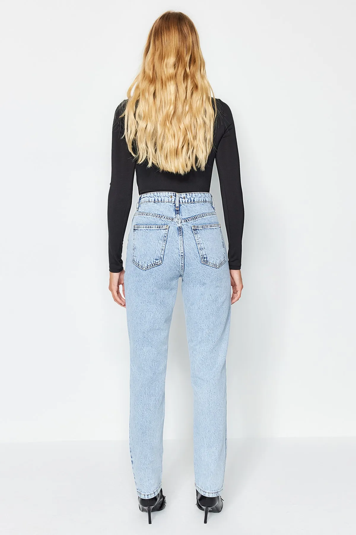 Trendyol Collection  Blaue gerade Jeans mit hoher Taille TWOSS22JE0250