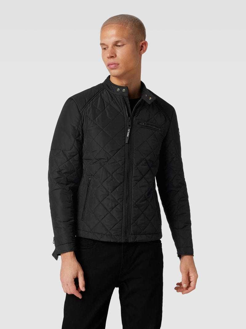 Steppjacke mit Stehkragen und Reißverschlusstaschen in schwarz