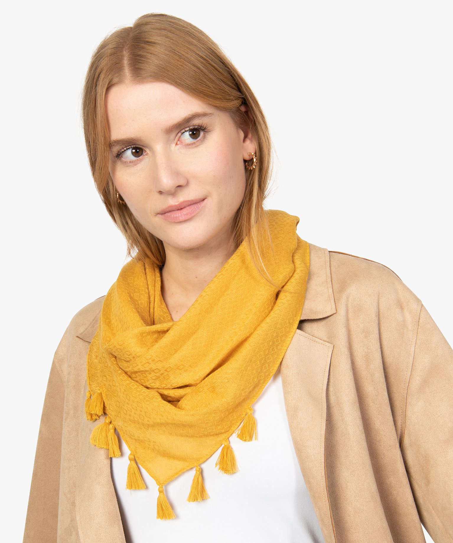 Foulard femme uni en maille texturée et finitions pompons jaune | GEMO