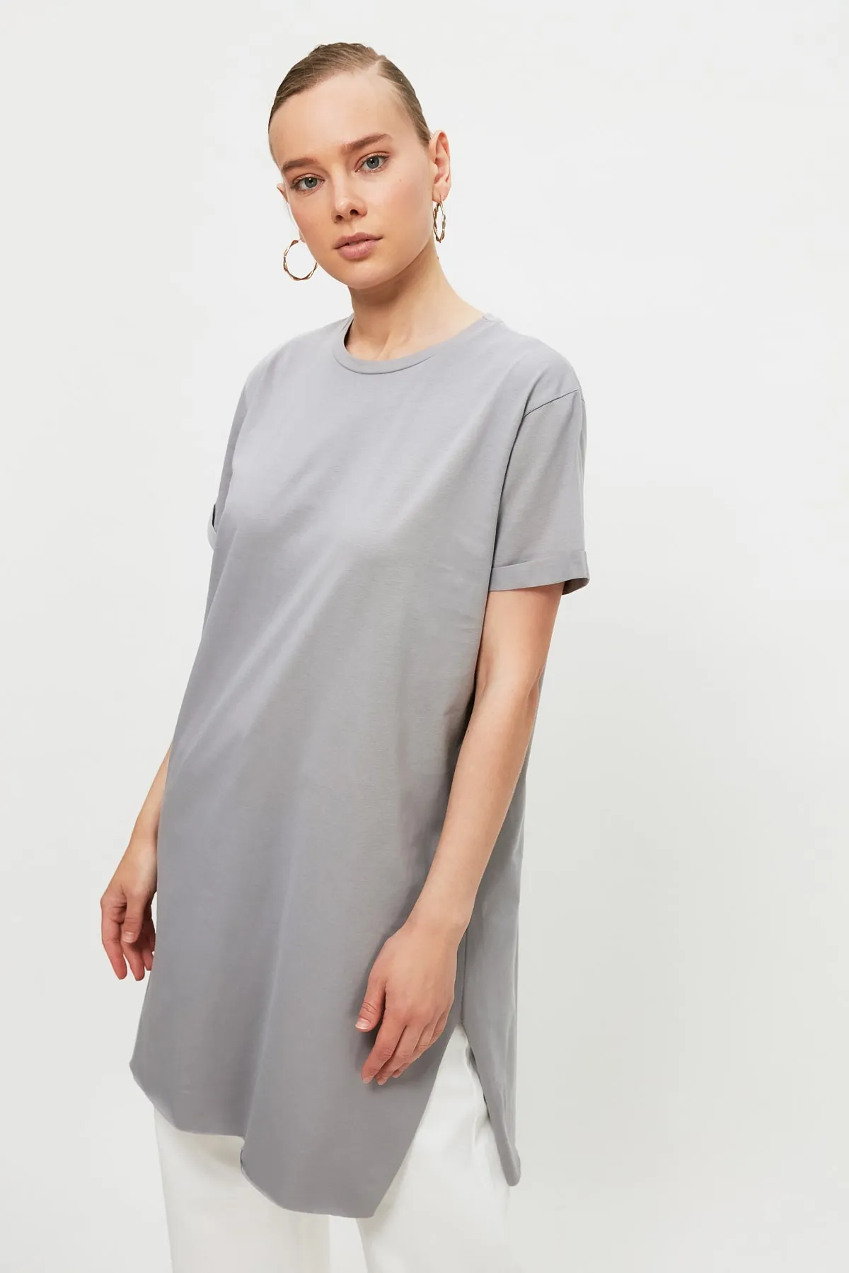 Trendyol Modest  Graues Basic-Kurzarm-Single-Jersey-T-Shirt mit Schlitz aus 100 % Baumwolle TCTSS21TN0056