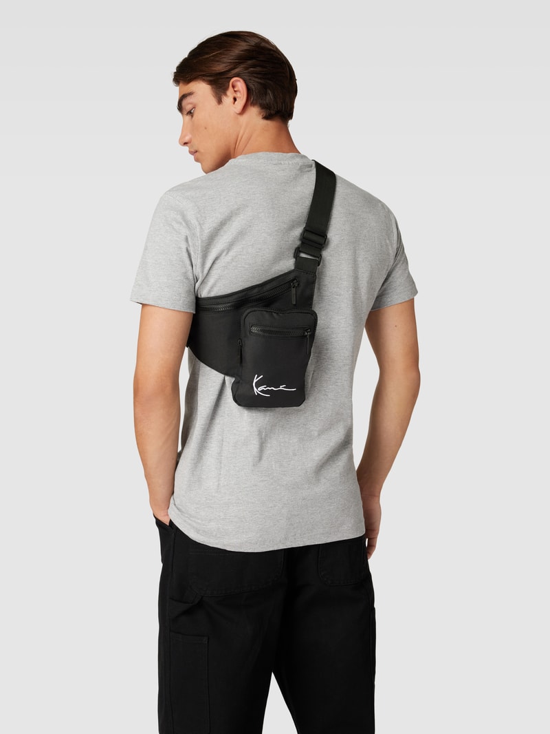 Crossbody Bag mit Label-Print in schwarz