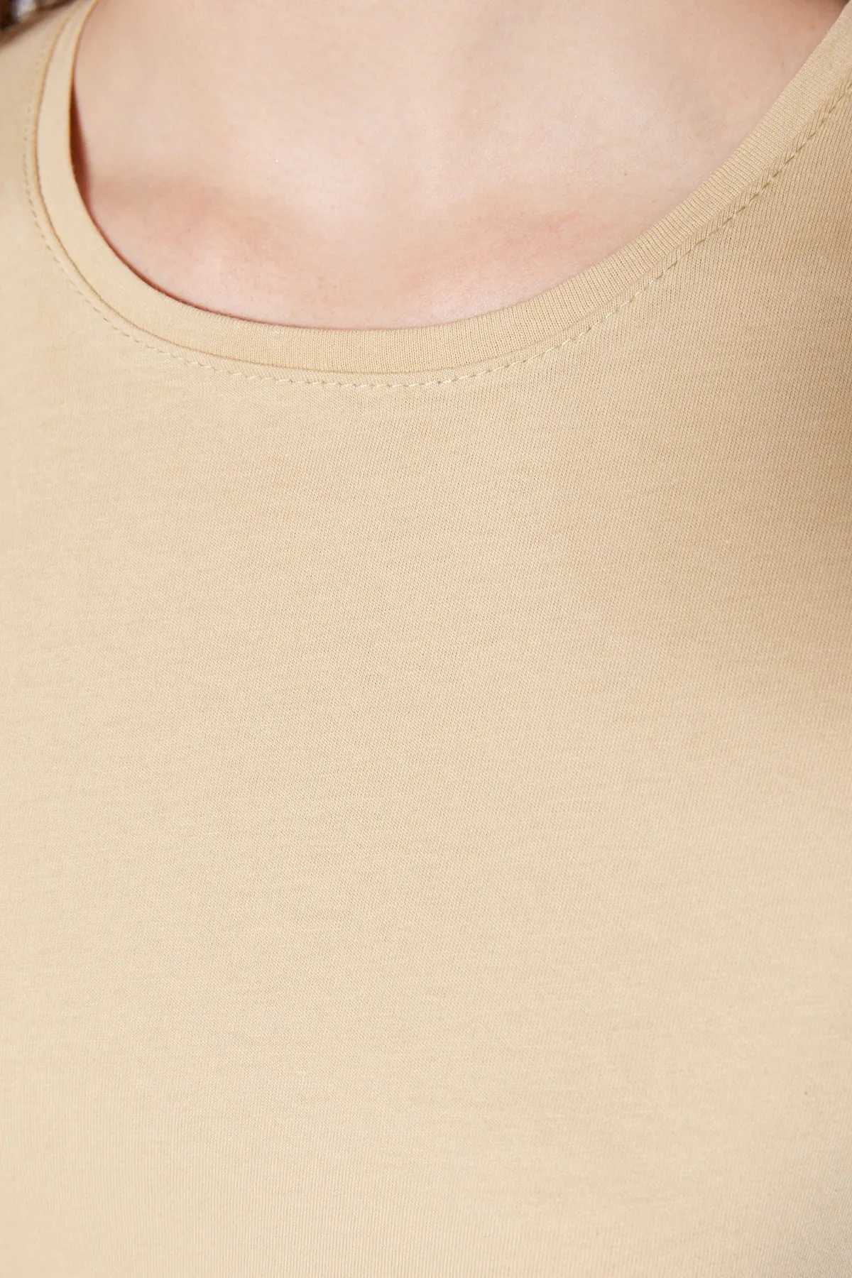 Trendyol Collection  Beigefarbenes, übergroßes/weites Strick-T-Shirt mit Rundhalsausschnitt aus 100 % Baumwolle TWOSS20TS0134