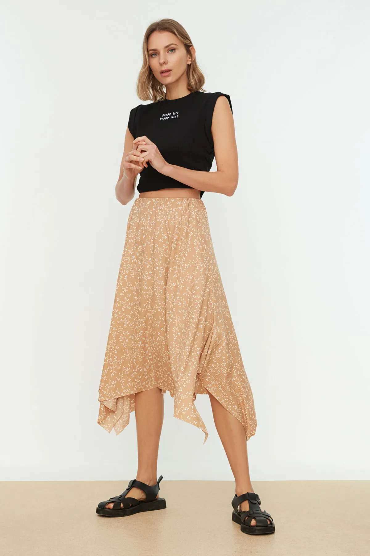 Trendyol Collection  Kamel gemusterter asymmetrischer Midi-Stretch-Strickrock mit Volant und hoher Taille TWOAW20ET0442