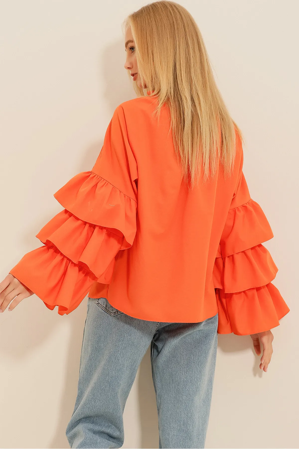 Trend Alaçatı Stili  Orangefarbene Damenbluse mit Rollkragen und Volant aus Webstoff ALC-X9762