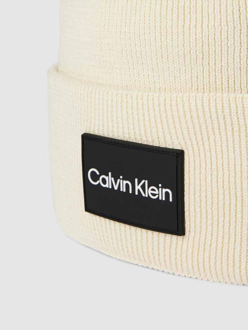 Beanie mit Label-Detail in ecru