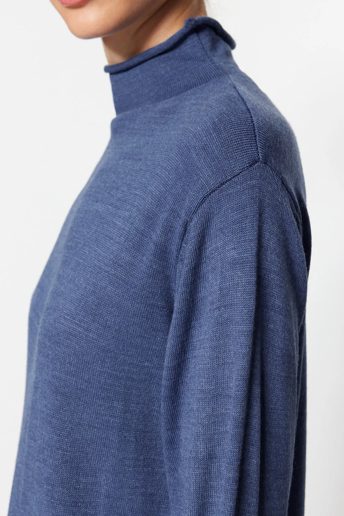 Trendyol Modest  Marineblaues Rollkragen-Strickkleid TCTAW23EB00001