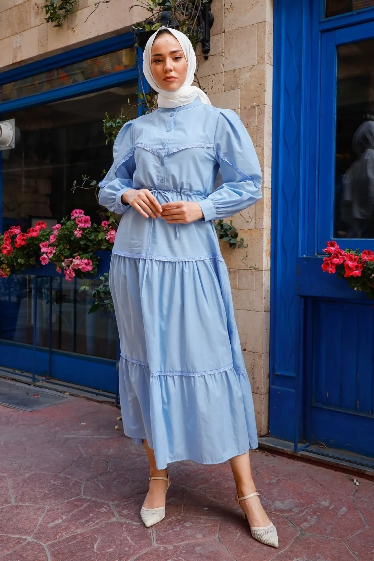 InStyle  Guipure-Detailliertes Hijab-Kleid mit Ballonärmeln – Babyblau