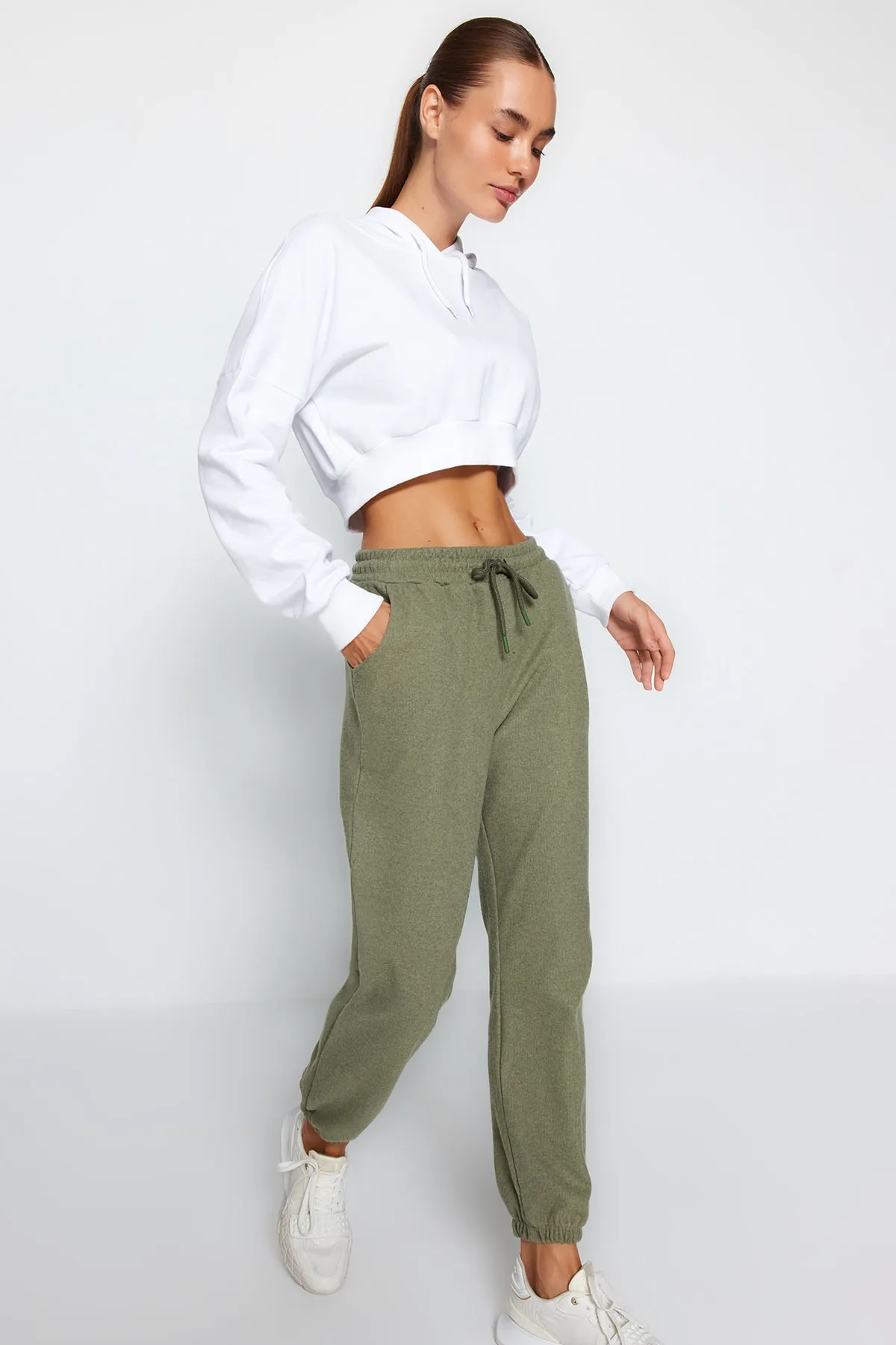 Trendyol Collection  Khakifarbene Thessaloniki-Sport-Jogginghose mit bequemer Passform und Taschenstrick TWOAW21EA0168