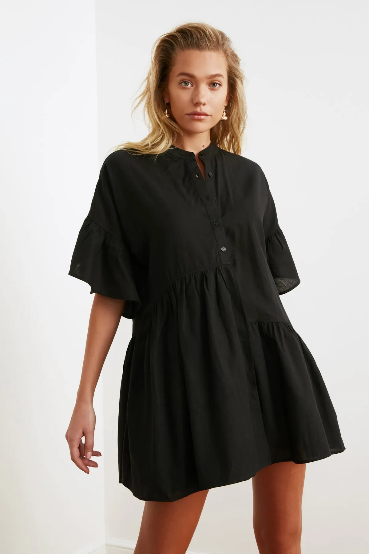 Trendyol Collection  Schwarzes, weit geschnittenes Mini-Strandkleid mit gewebtem Volant aus 100 % Baumwolle TBESS20EL0873