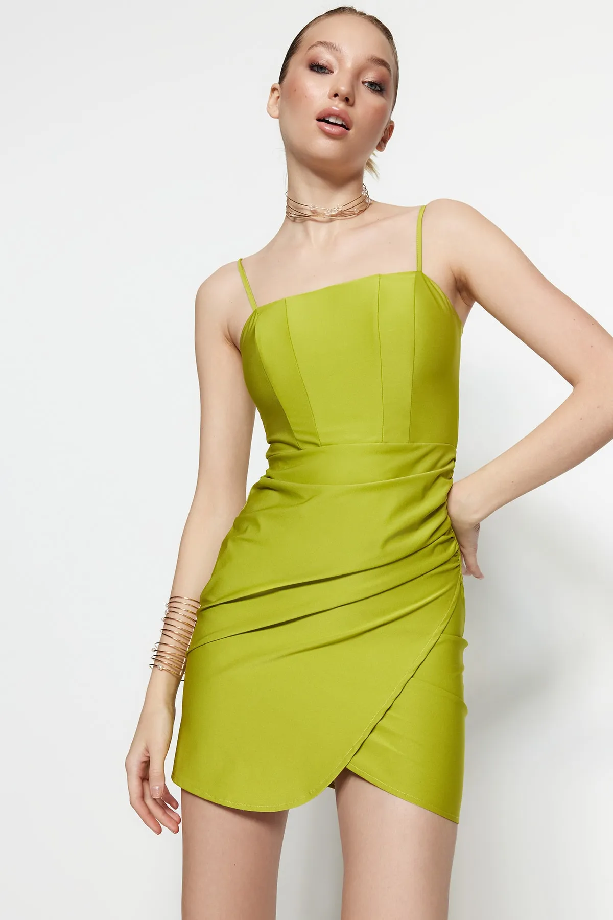 Trendyol Collection  Hellgrünes, körpergefüttertes, elegantes Abendkleid mit Strickkorsett-Detail TPRSS23EL00104