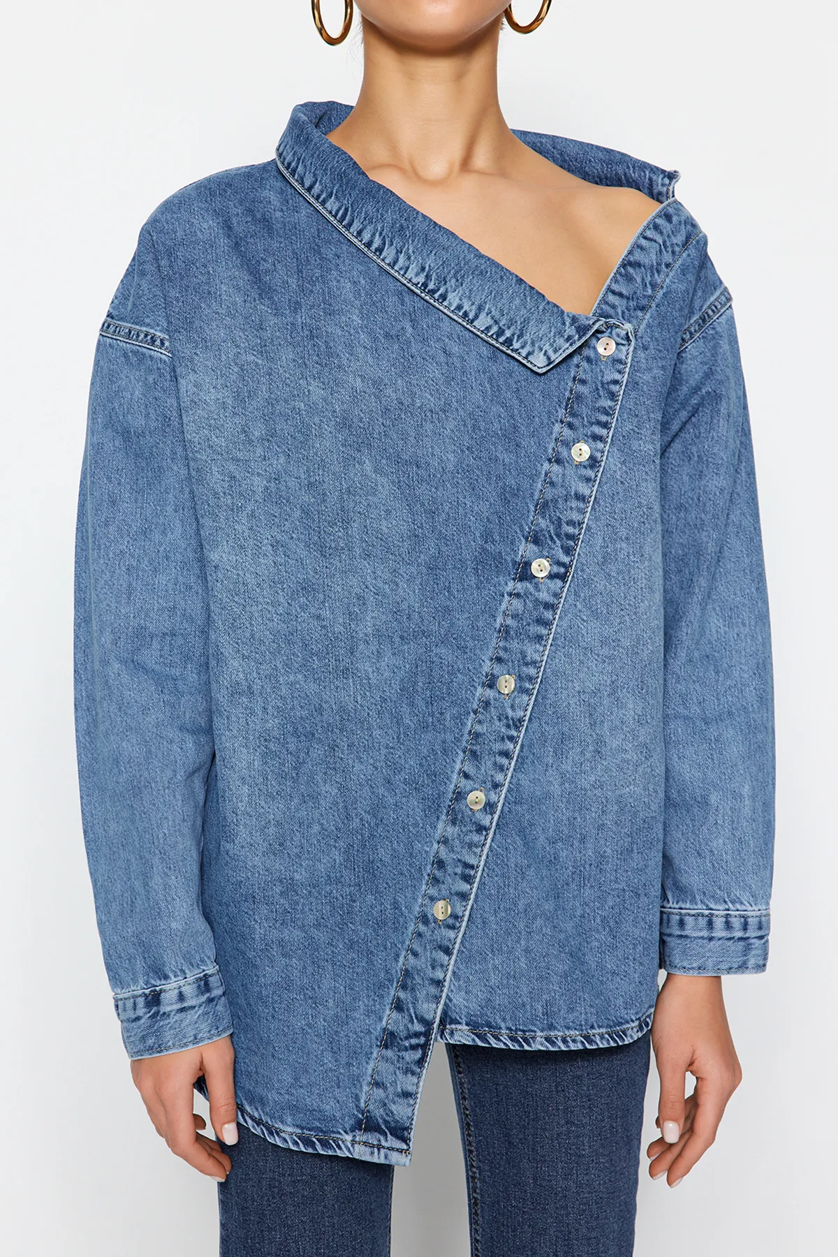 Trendyol Collection  Blaues Jeanshemd mit asymmetrischem Kragen und detailliertem Detail TWOSS24GO00034