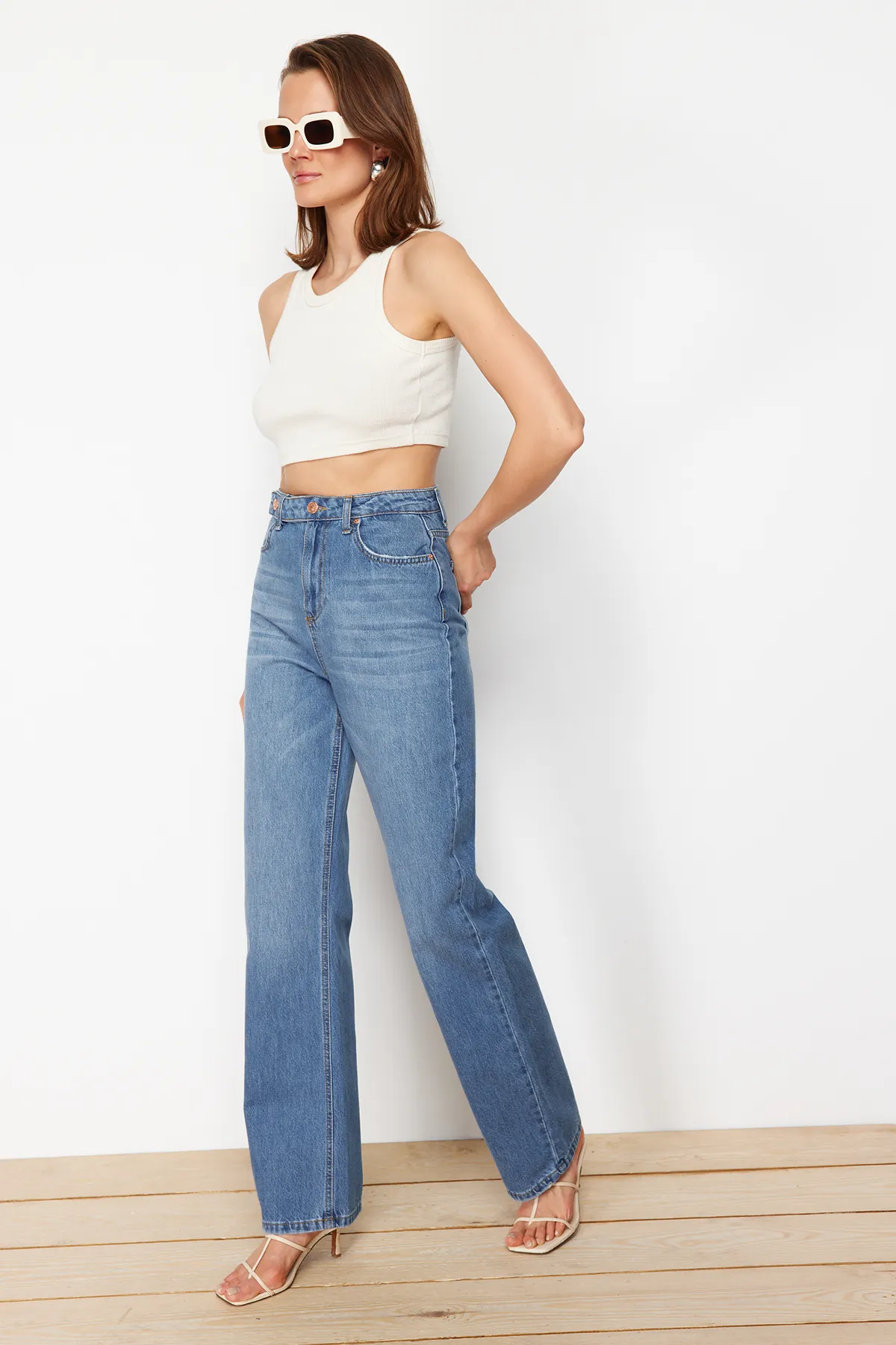 Trendyol Collection  Blaue Jeans mit hoher Taille und weitem Bein und Detail TWOSS22JE0675