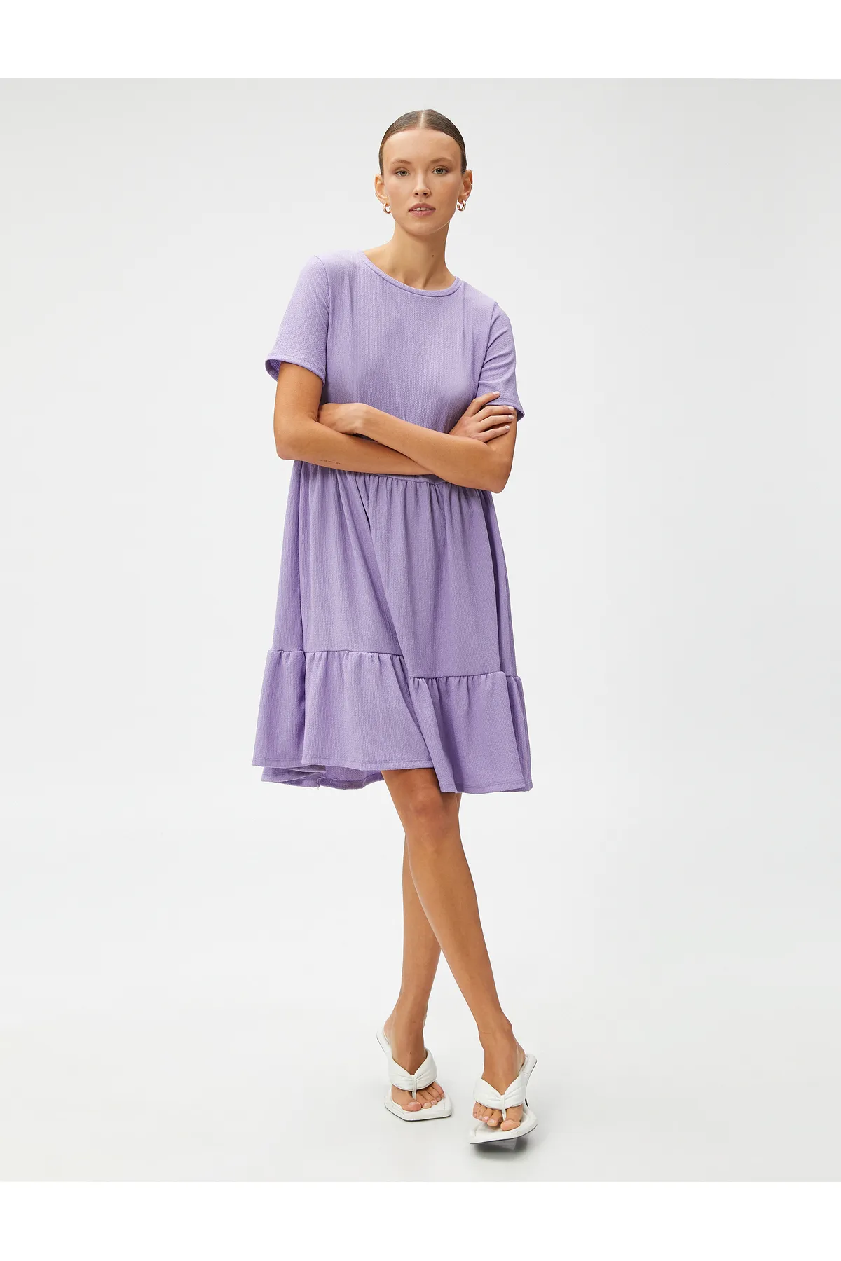 Koton  Kurzes Kleid mit kurzen Ärmeln und Rundhalsausschnitt