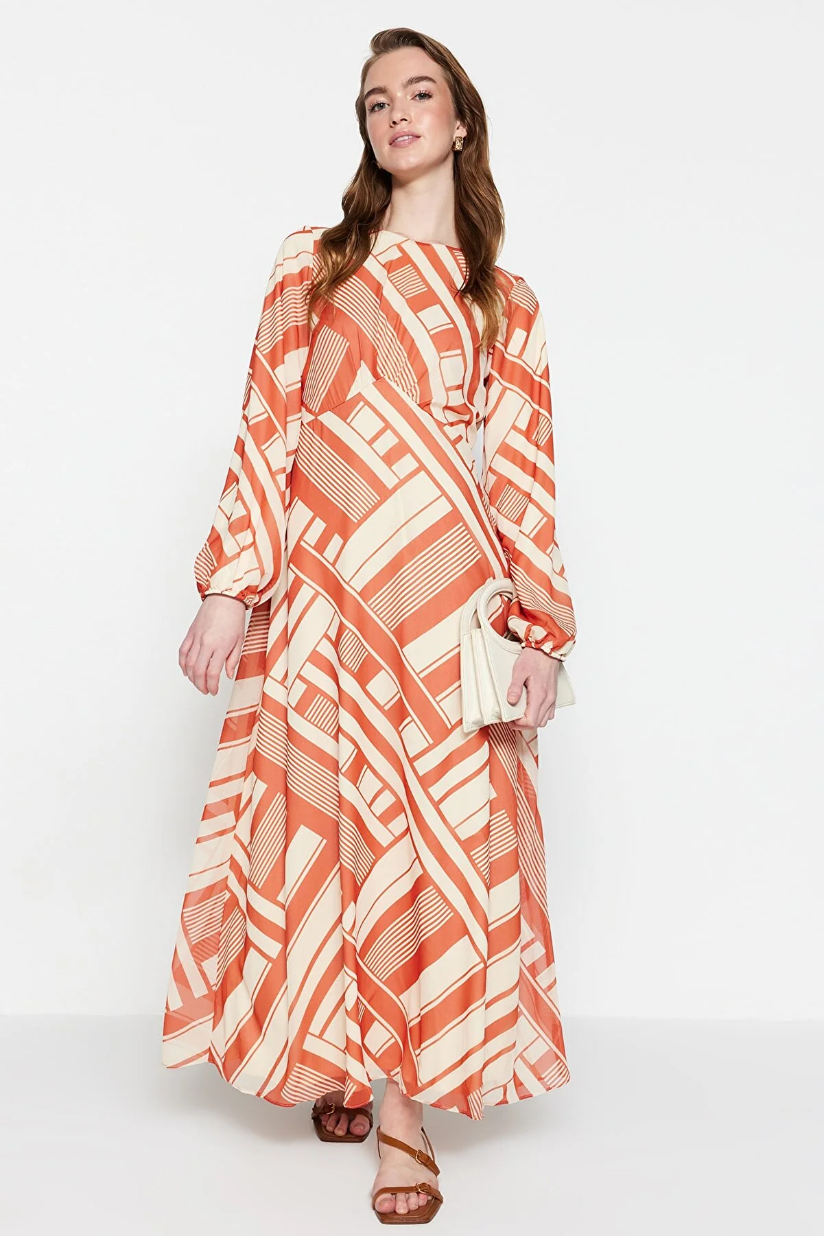Trendyol Modest  Oranges, geometrisch gemustertes, gefüttertes gewebtes Chiffonkleid TCTSS23EB00063