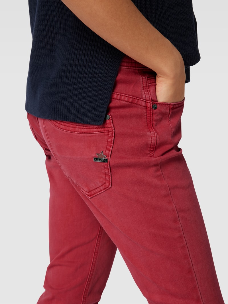 Jeans mit Label-Detail Modell 'MALIBU' in kirschrot