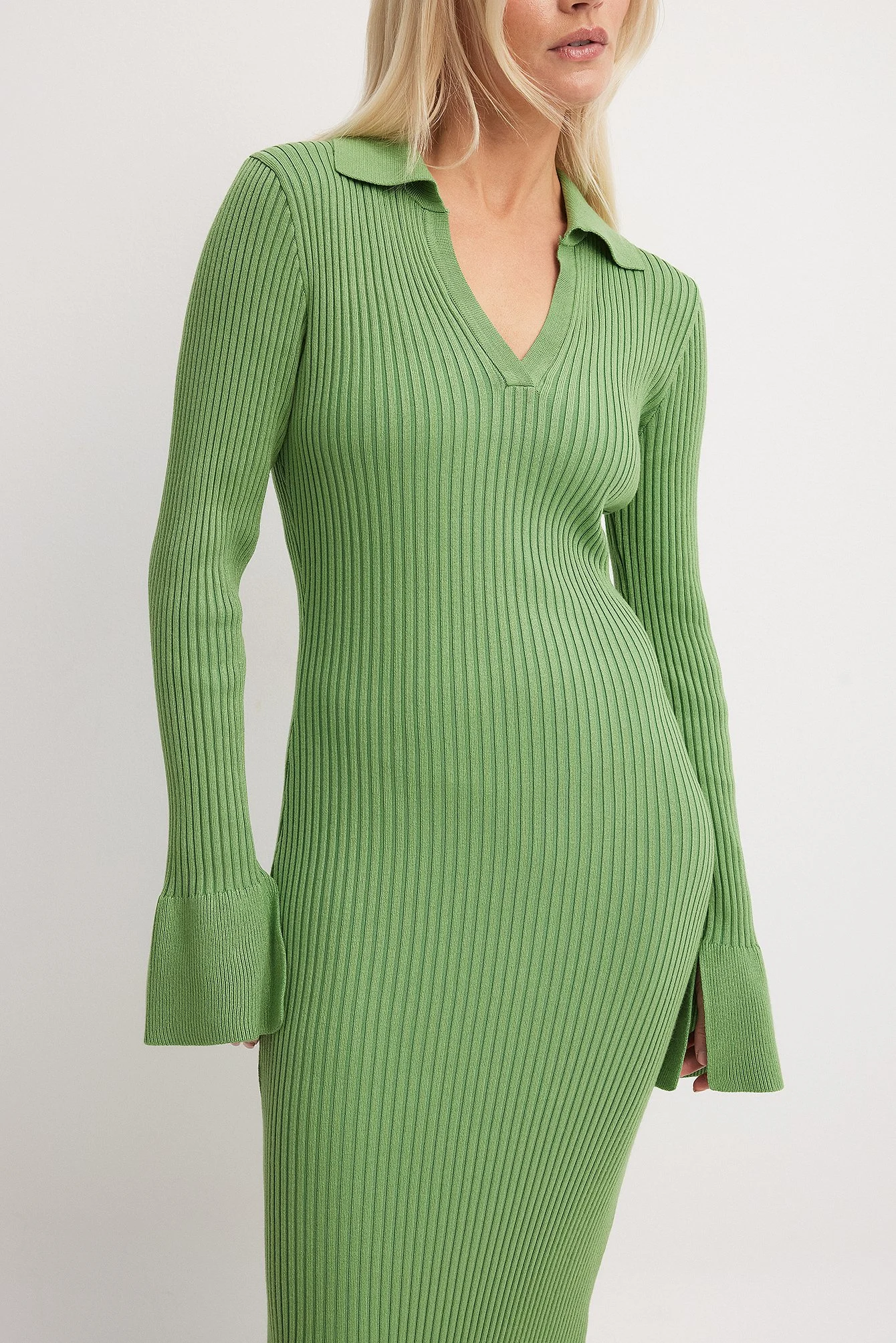 Rippenstrick-Kleid mit Trompetenärmeln
