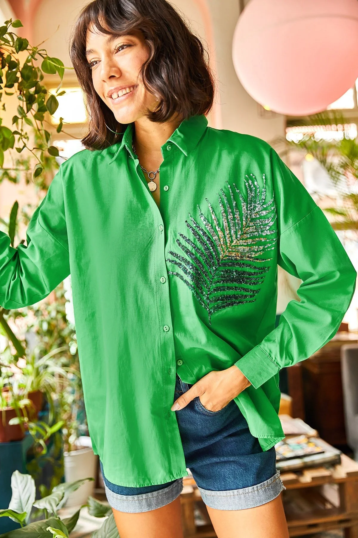 Olalook  Damen Oversize-Hemd aus gewebter Popeline mit Palmen-Paillettendetail, Grasgrün, GML-19001016