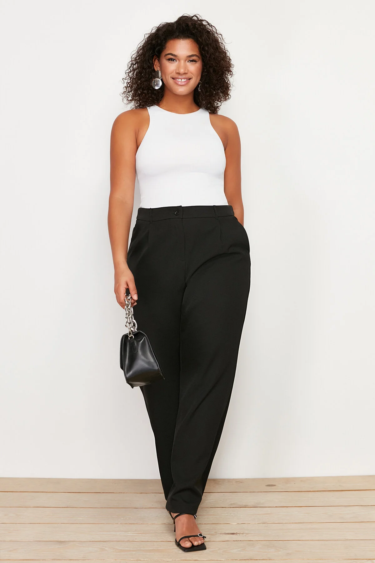 Trendyol Curve  Schwarze High Waist Wide Leg Plissee Webhose mit weitem Bein TBBSS24AR00019